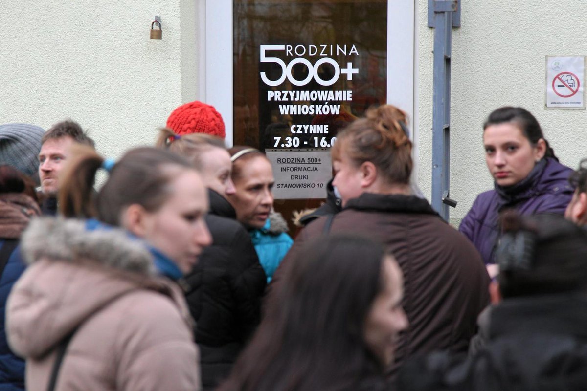 oko_press's tweet photo. Realna wartość 500 plus leci w dół, wraca debata o waloryzacji. Czy podwyżka do 700 plus ma sens? @jszymczakk @RSzarfenberg @sobonartur @ZandbergRAZEM #500plus #700plus #zasiłki #politykaspołeczna #ubóstwo #dzietność #okopress https://t.co/MUP40zFh9u https://t.co/cvelBWT6Em