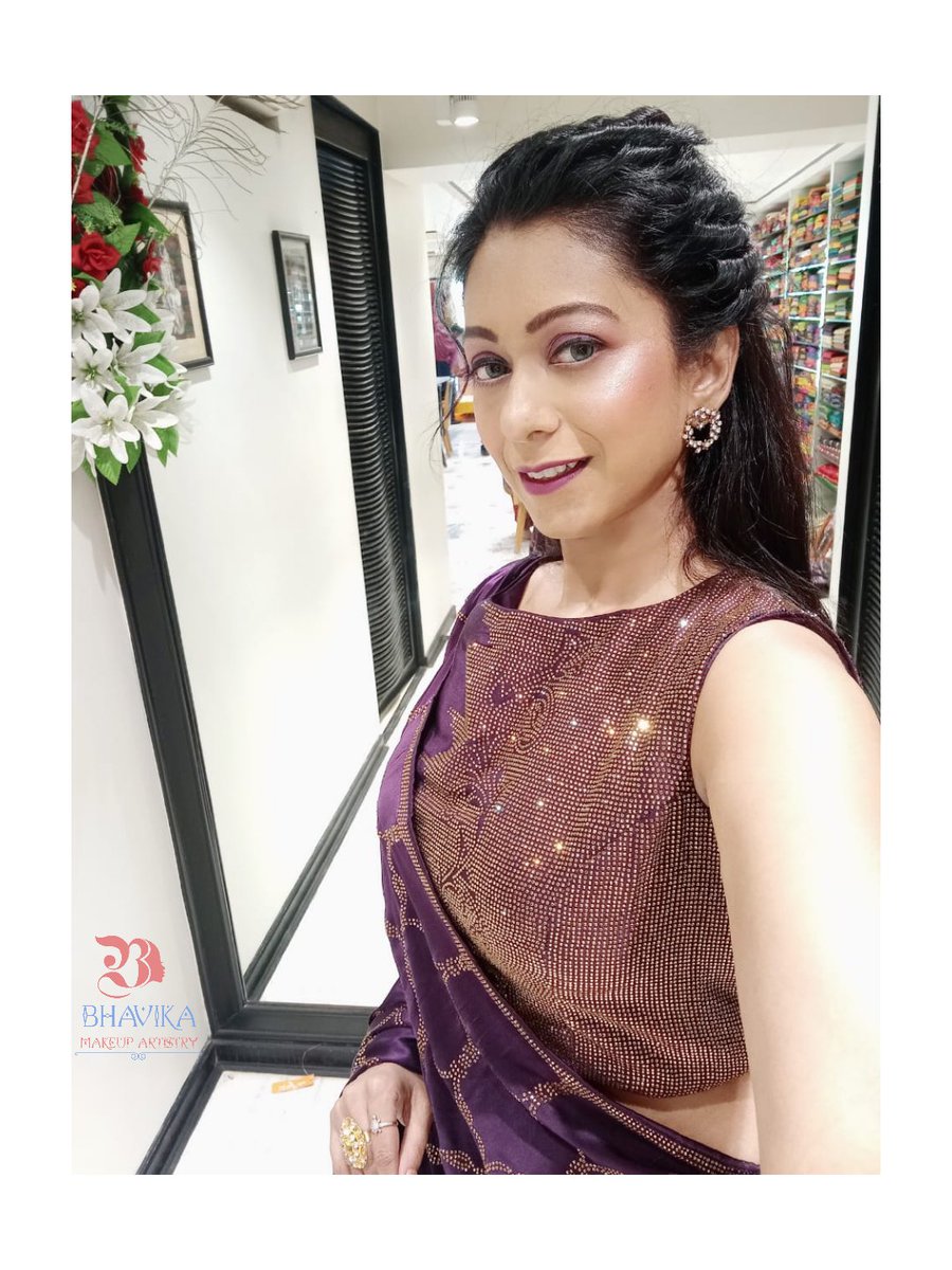 Bhavikamua's tweet photo. Catalogue Shoot โค
.
.
.
Makeup : @darshu_makeover_artist
Hair : @bhavikamakeupartistry Drape : @bhavikamakeupartistry Model #1
#makeup #makeuplook #makeuptutorial #makeupartist #makeuplover #makeupaddict #hair #hairs #hairstyles #curls #saree #hastkala #shoottime #makeupshoot https://t.co/lJz71RzgF3