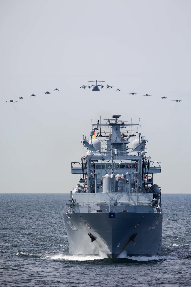 Noterad's tweet photo. 🚢 and ✈️,exercise #BALTOPS22, in the #BalticSea.
🇧🇪🇧🇬🇩🇰🇪🇪🇫🇮🇫🇷🇩🇪🇱🇻🇱🇹🇳🇱🇳🇴🇵🇱🇸🇪🇹🇷🇬🇧🇺🇸
#USS #KEARSARGE (LHD 3) U.S. Navy U.S. European Command (EUCOM) Naval Striking and Support Forces #NATO #BALTOPS #NATO #USEUCOM #C6F #WeAreNATO #PresenceMatters #ReadyForces #StrongerTogether https://t.co/5ZxL7E88ci