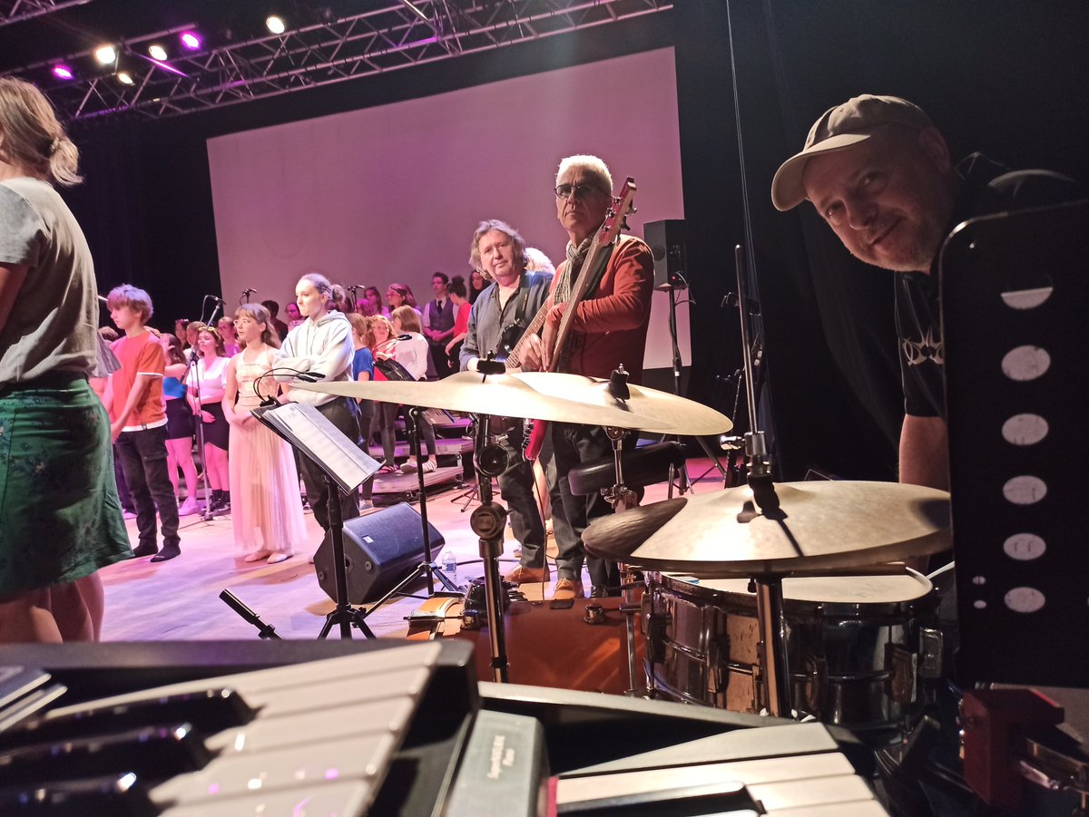 bsutre's tweet photo. #larochelle #chorale #colleges 
Spectacle chorale - danse - théâtre des collèges d'Aytré et Beauregard  à l'espace Bernard Giraudeau de La Rochelle .
Avec Mickey Fourcade, Marco Darnère, Patrick Bujard, Bruno Sutre.
Merci à l'association Anatole. https://t.co/1P2r2gX14b