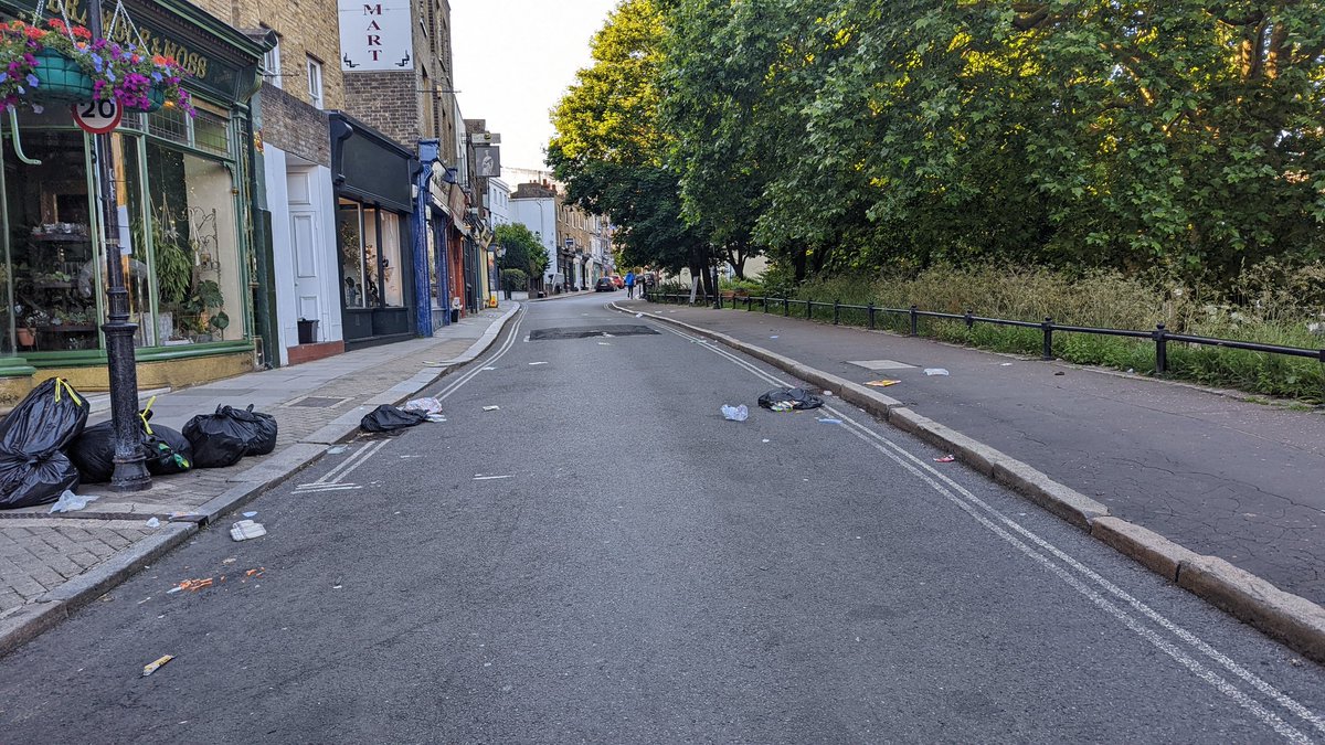 Axlot's tweet image. @LBRUTlovely Richmond Hill on Tuesday morning ....oh and Twickenham Riverside. Our beautiful borough!