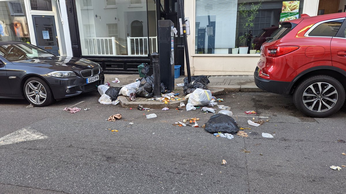 Axlot's tweet image. @LBRUTlovely Richmond Hill on Tuesday morning ....oh and Twickenham Riverside. Our beautiful borough!