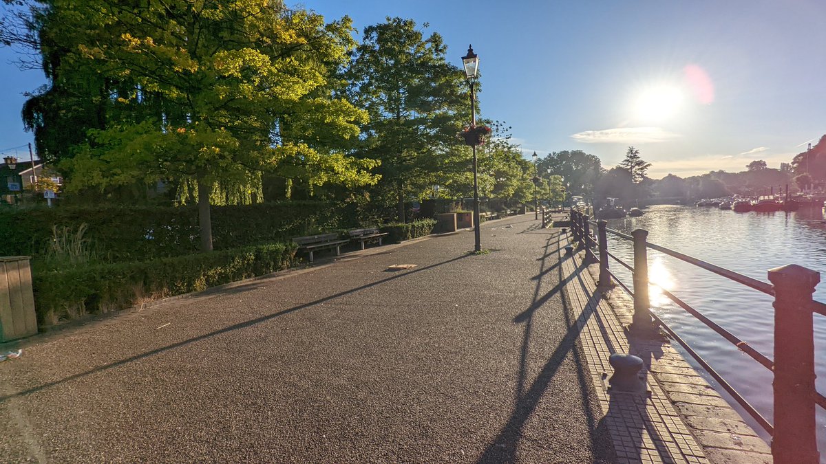 Axlot's tweet image. @LBRUTlovely Richmond Hill on Tuesday morning ....oh and Twickenham Riverside. Our beautiful borough!