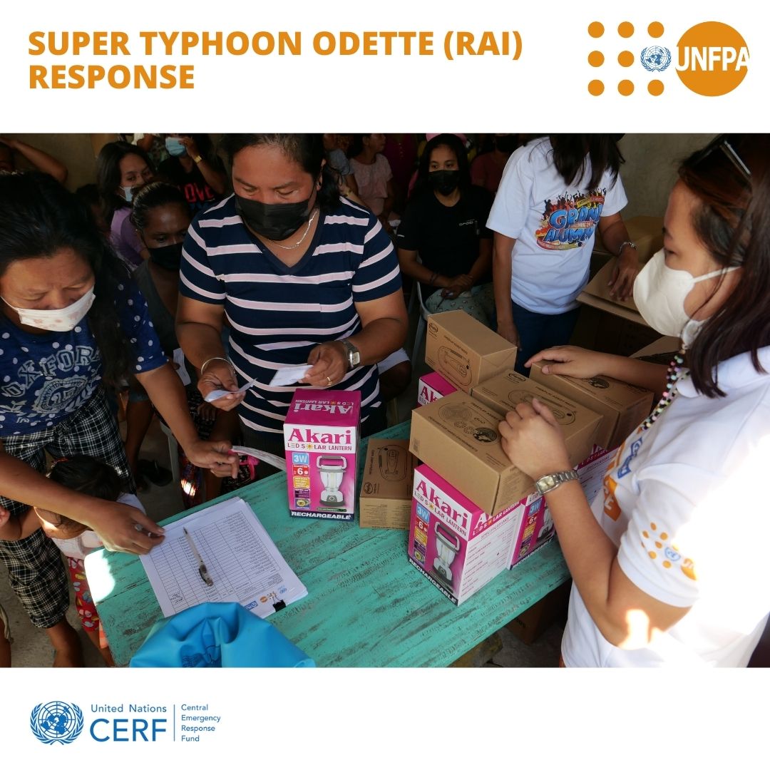 UNFPAph's tweet photo. In emergencies, over 20% of displaced women experience sexual violence - and many lose access to #SRH services, incl contraception. Thanks @UNCERF &amp; your support,UNFPA provided #dignitykits w/solar lamps &amp; radios so they are better protected even w/ limited access to electricity. https://t.co/kK5gdX9maa