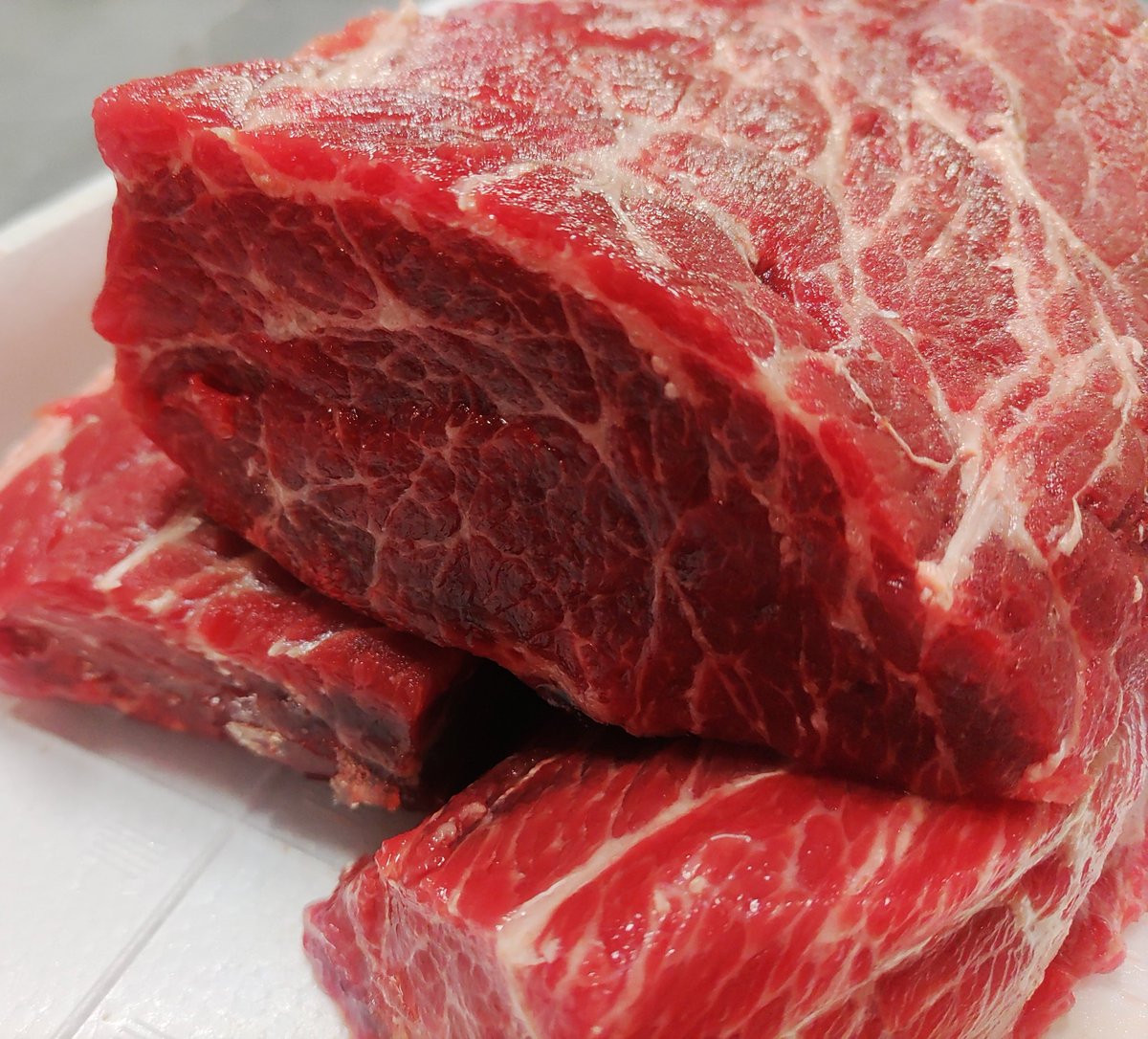 ztajhfO89QnVWrw's tweet photo. 今日、オホーツク海沖産ミンククジラ肉の最高級部位｢尾の身｣を仕入れちゃいました。これは希少ですよ。😍 https://t.co/zjLtrDsKAY