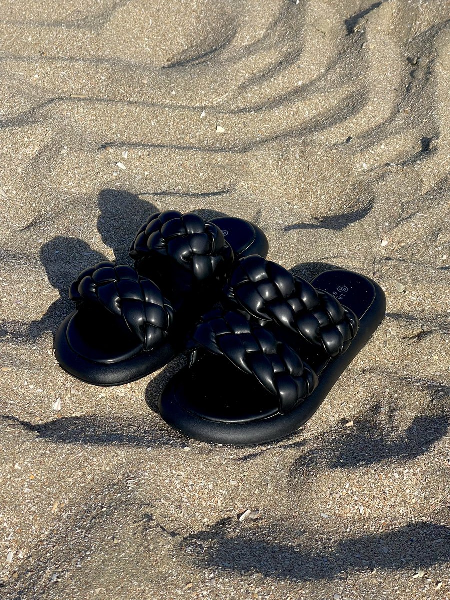 mariadics's tweet image. Hello Twitter, je lance enfin ma boutique en ligne de vêtements du S au 4XL &amp;amp; artisan/créateurs 🥳✨

N’hésitez pas à me suivre sur mon compte Instagram @prettyadics et à partager autour de vous 🫶🏼