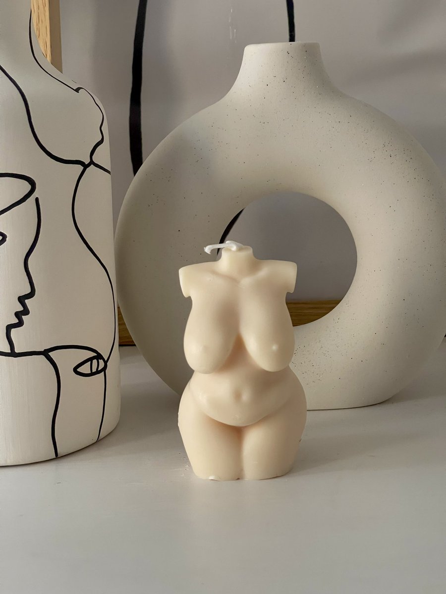 mariadics's tweet image. Hello Twitter, je lance enfin ma boutique en ligne de vêtements du S au 4XL &amp;amp; artisan/créateurs 🥳✨

N’hésitez pas à me suivre sur mon compte Instagram @prettyadics et à partager autour de vous 🫶🏼