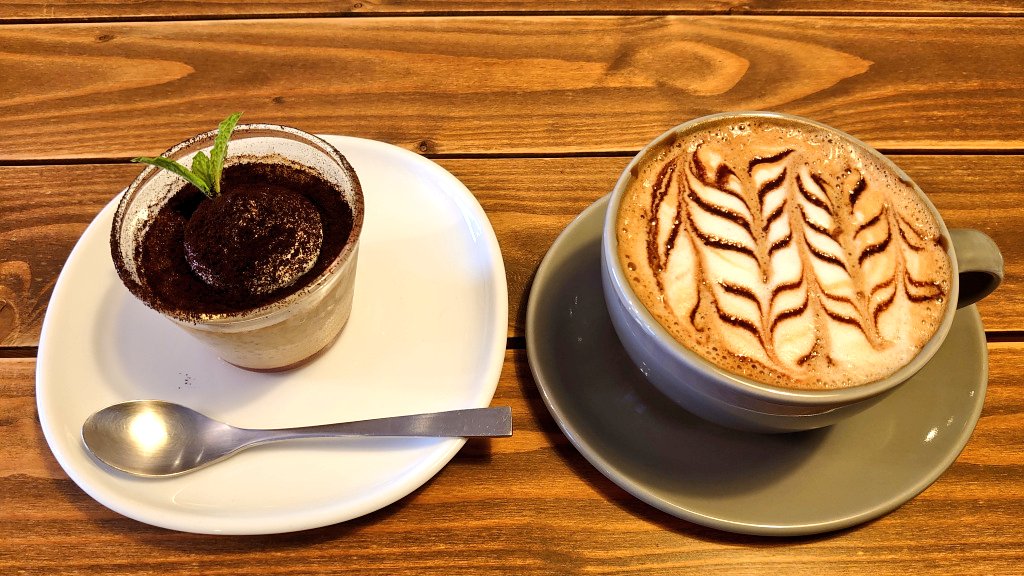 myself0428shu's tweet photo. ちょっと時間が空いたので贅沢にも日立駅前の
#RaysCoffee
にてカフェモカとコーヒープリンを頂きましたw
店構えは暗く開いてるの?と思いましたが中はさほどではなく…
あら、アートな感じに…
プリンも美味しいw
隠れ家的落ち着いた感じで良いですね。
また機会あったら来たいな…昼飯に良いかも!? https://t.co/AtcgY0qjHG