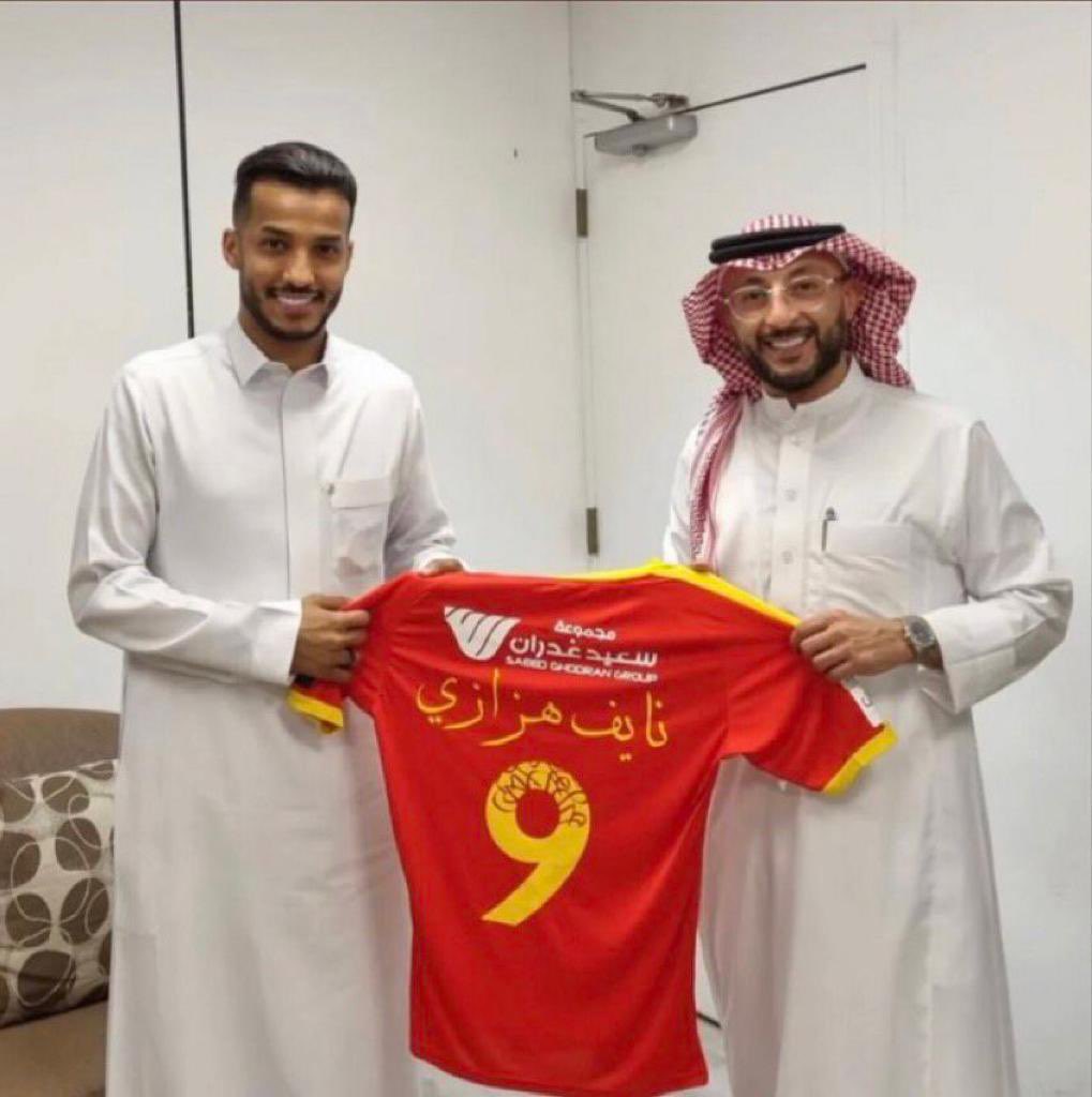28Alsanie's tweet photo. نايف هزازي كنها العجوز اللي ياخذونها عشان عياليها 😄 #نايف_هزازي #القادسية https://t.co/RvzKtby6zr