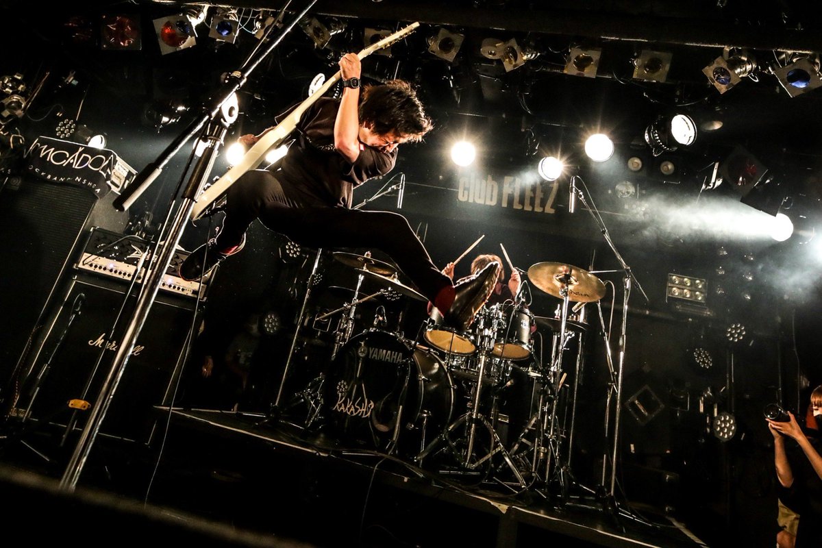 HORIKOSHI_SOUTA's tweet photo. 現高崎clubFLEEZでの最後のライブが終わってしまった。
1曲目から涙が止まらなくて大変だった。
たくさんの思い出と経験をありがとう。
1秒でも長く続いて、1秒でも早く帰ってきてください。
俺だけじゃない、みんなの願いです。 https://t.co/npN3Oasw1w
