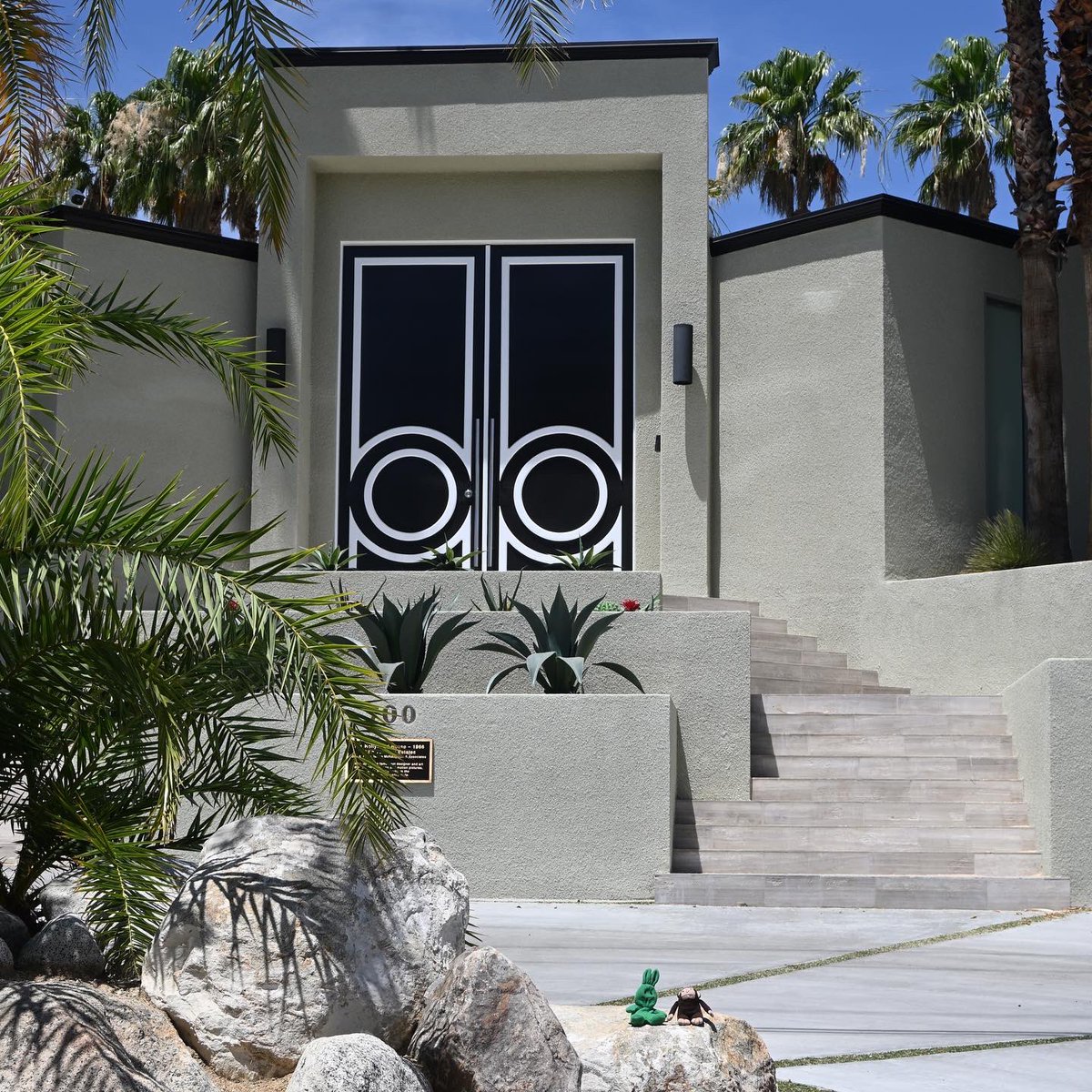 greenietravels's tweet photo. It’s like browsing through Zillow in real life!
.
.
.
#midcenturymodern #midcenturymoderndesign #thehollywoodhouse #kaufmandeserthouse #tikihouse #elvishoneymoonhideaway  #houseoftomorrow #palmsprings #greeniedoespalmsprings https://t.co/GYSeuD3GcB