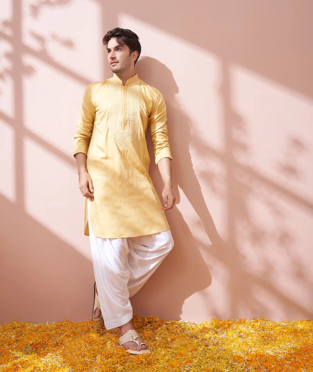 Korabynm's tweet photo. This pastel yellow kurta salwar set features artsy details on the neckline and all-over embellishments. Shop Kora's latest collection of wedding must-haves, DILKASH- UNEVILING THE CHARM.
https://t.co/0GUgD0OVLT
#korabynm #kurtas #silkfabric #latestfashion #dilkash #indianattire https://t.co/0gkwGUSxpi