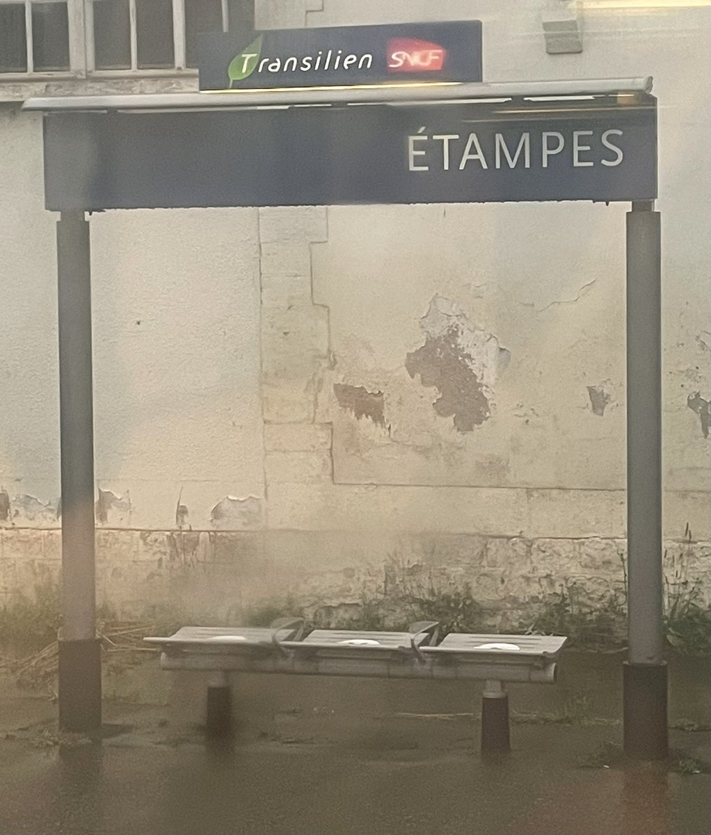 BereniceRavache's tweet photo. En route vers @FBOrleans… l’occasion de refaire un peu de pub pour l’un des meilleurs romans de 2021 : Le Voyant d’Etampes d’#AbelQuentin aux @EdLObservatoire 📖📻 A se procurer d’urgence avant la 🏖 ! https://t.co/XC73IQoqLE