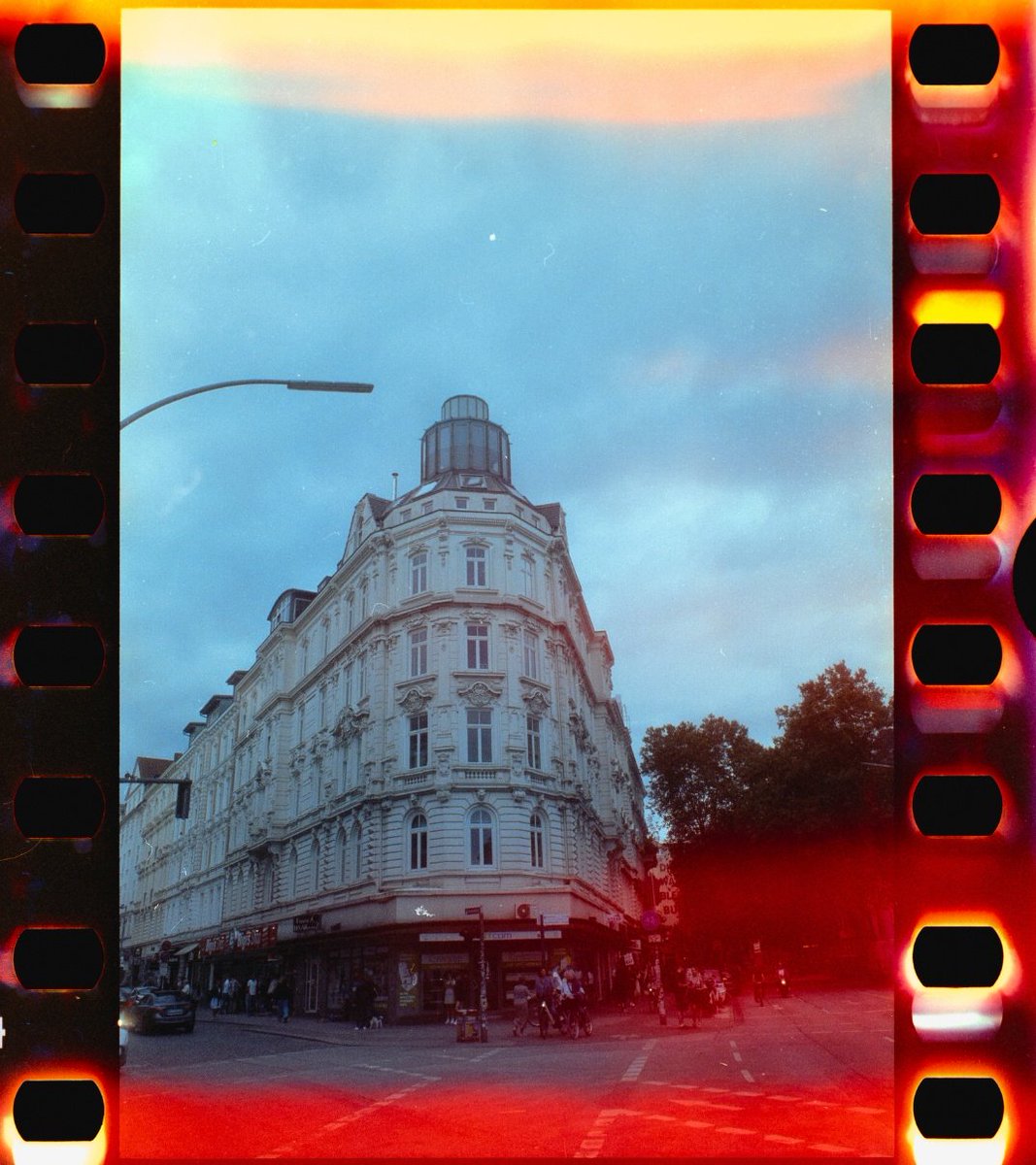 MoritzAlbert_'s tweet photo. GM☀️
#onfilm #cinestill800t 
Scanned w/ @lomography digitaliza+ https://t.co/OcTc2pCUKF
