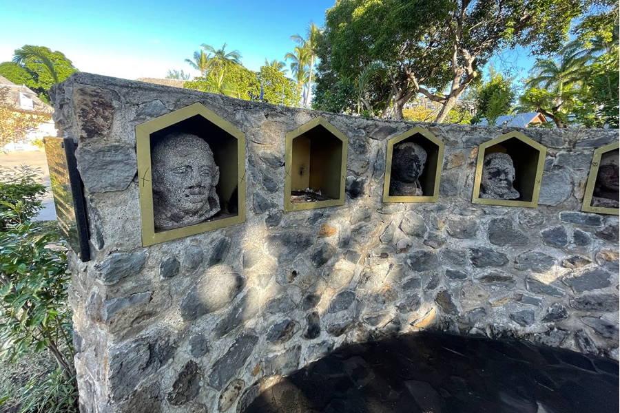 Acte de vandalisme sur la sépulture dédiée aux #Esclaves révoltés de #SaintLeu : les services de la Ville ont découvert la disparition d’une des sculptures de la stèle. 
Une enquête est en cours, menée par les forces de l’ordre. 
saintleu.re/actualite/la-s…