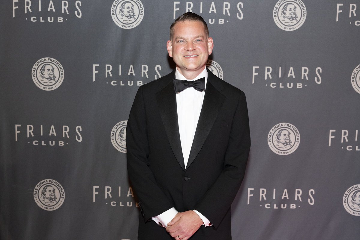 alpharhythmking's tweet photo. #AlphaRhythmKings frontman #RobDehlinger at the #FriarsClub event honoring @TracyMorgan in #Manhattan https://t.co/c87DQK35Pb
