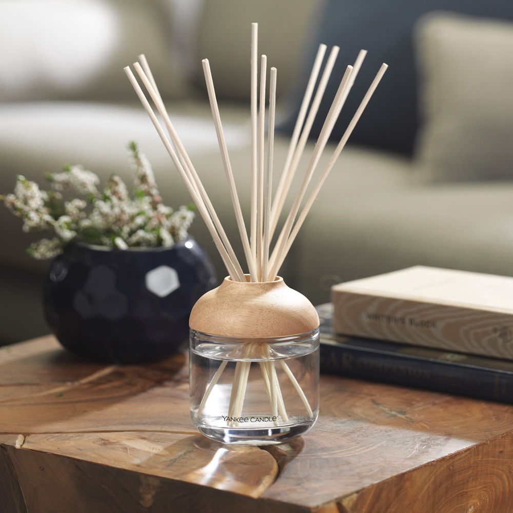 yankeecandlesa1's tweet photo. Would you like to fragrance your home but are worried about burning a candle with children and pets in your home? Yankee Candle reeds are the perfect solution. With a range of fragrances available that lasts up to 8 weeks.
#flameless #Reeddiffusers #Homefragrance #yankeecandle https://t.co/NeKGbR9t4c