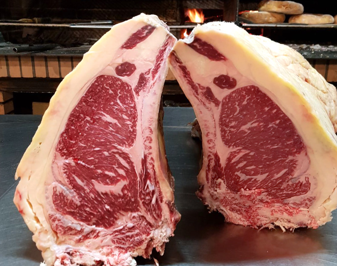 CarnesDominguez's tweet photo. Hemos entregado este magnífico chuletero de raza suiza Simmental criada en Alemania. Su calidad premium y sus 40 días de maduración han dejado a nuestro distribuidor con una sonrisa de oreja a oreja, seguramente imaginando las caras de sus clientes al probar tal maravilla. https://t.co/N1LqlUymmz