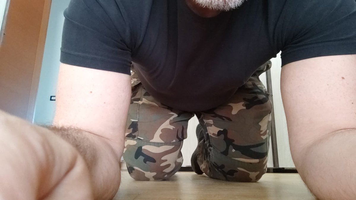 MissEvaDivinaa's tweet photo. Il cane in ginocchio ai miei piedi che mi supplica di mungerlo 🤣 https://t.co/KFmj8GiVFK