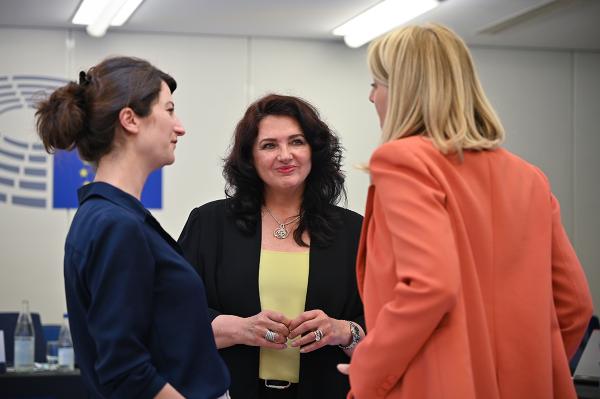 We welcome the agreement on the #WomenOnBoards directive, a step forward towards full equality. This is down to the work of Commissioner <a href="/helenadalli/">Helena Dalli</a>, co-rapporteurs <a href="/larawoltersEU/">Lara Wolters</a> and <a href="/Evelyn_Regner/">Evelyn Regner</a>, and progressives in the Council.
pes.eu/news_content.p…