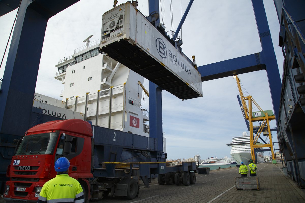 puertodecadiz's tweet photo. El Puerto mueve 2,2 millones de toneladas de mercancías hasta mayo, un 18% más que en 2021.
Más info en: https://t.co/JxNHAeetgz
#portsofspain #cadiz #maritimetraffic #logistics #port #ship #containership #bulks https://t.co/I3lbOgbuqo