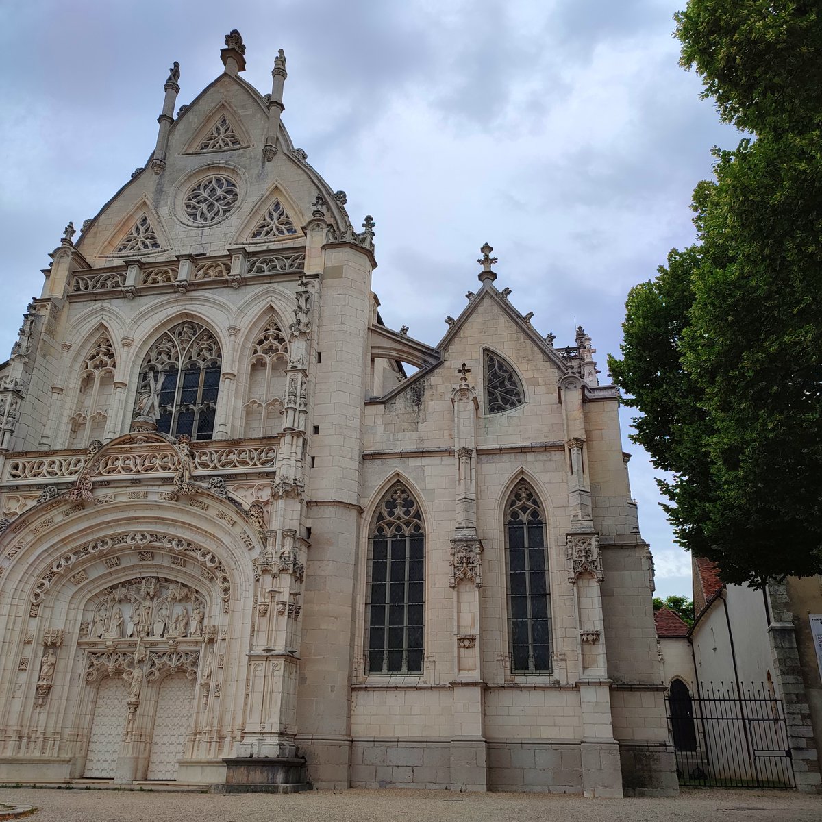 monasteredeBrou's tweet photo. 👋 C'est la fin de la semaine 😁 On espère que le soleil va revenir illuminer
le monastère royal de Brou ce weekend 🤔☀️
@leCMN @Bourg_en_Bresse
#FridayVibes #WeekEndFamille #weekendvibes #photooftheday https://t.co/LK3DmyZ61M