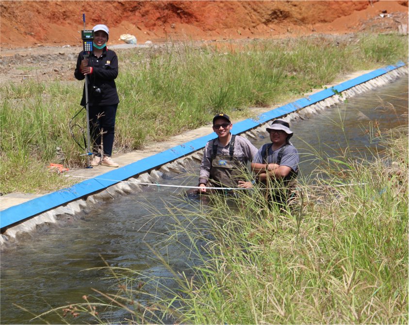 jameszulfan's tweet photo. Let’s get wet! Surveying #irrigation channel with colleagues. 🌊 #fieldwork #openchannel #flumefriday https://t.co/YmaokrKrVr