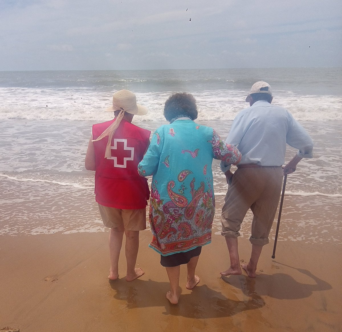 CruzRojaSevilla's tweet photo. [#Mayores]👵👴

Los participantes del Proyecto Enrédate de #CRUtrera visitan la playa de Chipiona en compañía de nuestro voluntariado. 

Con esta actividad de ocio, combatimos la soledad y ayudamos a crear redes de apoyo❤️ 

Financia: @AndaluciaJunta https://t.co/tlCGoJGnXK