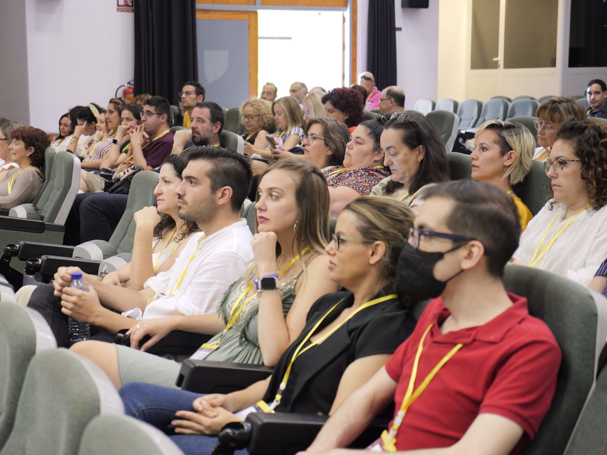 PuntosVuela's tweet photo. Cambiar y crecer con las necesidades #digitales de la gente en pueblos y barrios, actualizarse, crear y aprender unos de otros. Bienvenida institucional y arranca la jornada #VuelaGuadalinfo #Malaga https://t.co/9sH4GSOrsc