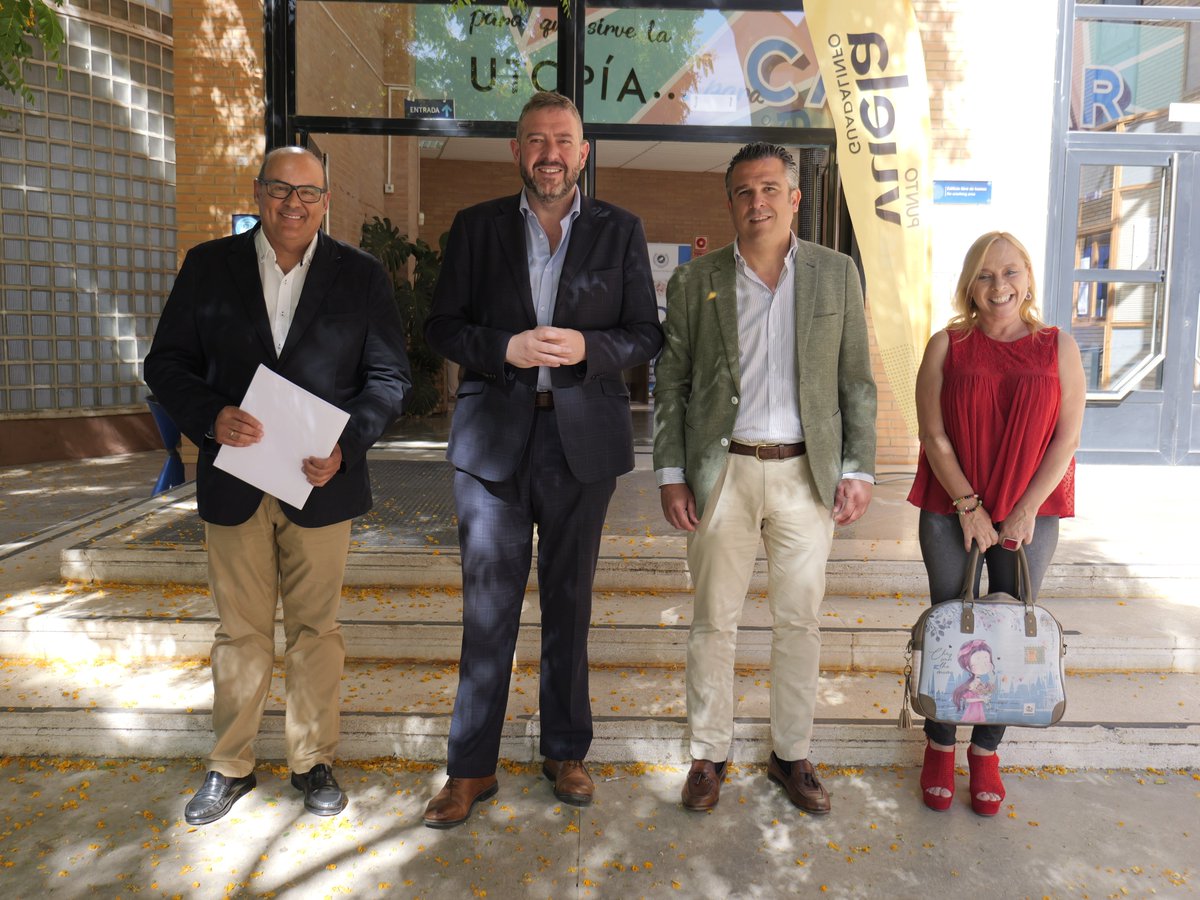 PuntosVuela's tweet photo. Cambiar y crecer con las necesidades #digitales de la gente en pueblos y barrios, actualizarse, crear y aprender unos de otros. Bienvenida institucional y arranca la jornada #VuelaGuadalinfo #Malaga https://t.co/9sH4GSOrsc