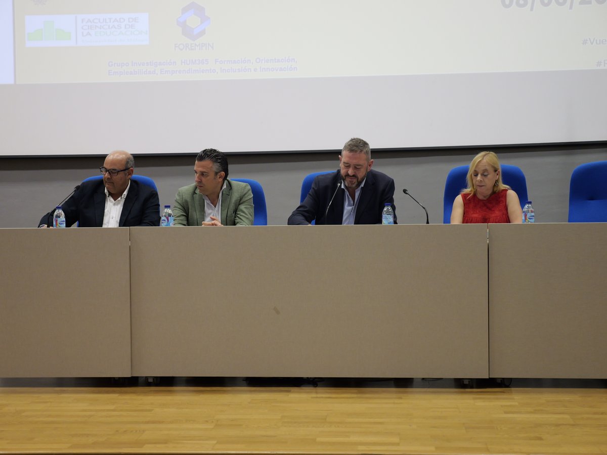 PuntosVuela's tweet photo. Cambiar y crecer con las necesidades #digitales de la gente en pueblos y barrios, actualizarse, crear y aprender unos de otros. Bienvenida institucional y arranca la jornada #VuelaGuadalinfo #Malaga https://t.co/9sH4GSOrsc