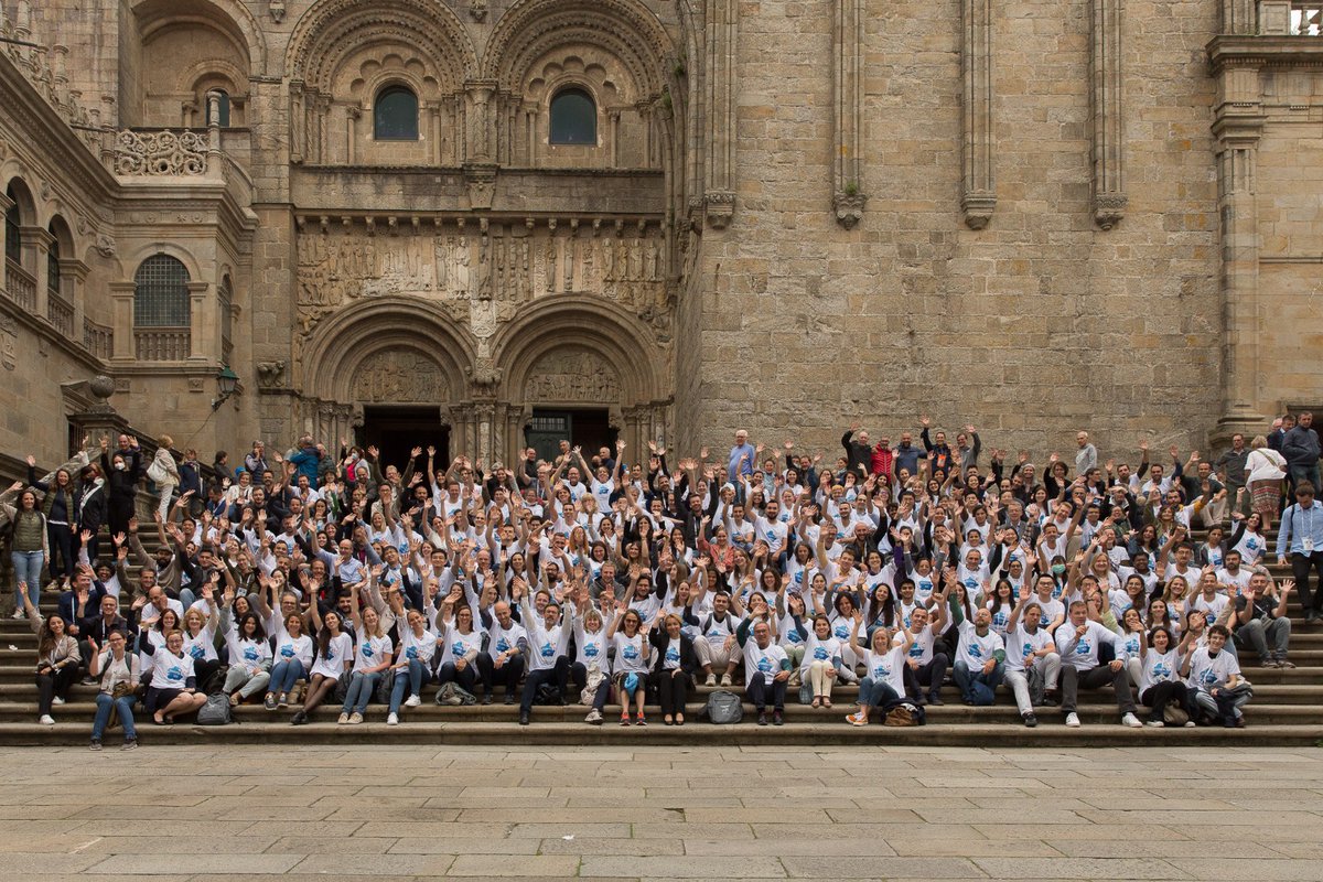 Micropol2022's tweet photo. Te family picture of the 300 attendees to #micropol2022 at Platerias square, in front if the wonderful #SantiagodeCompostela #cathedral. Extraordinary friendly environment. https://t.co/uF0YAAUFn2