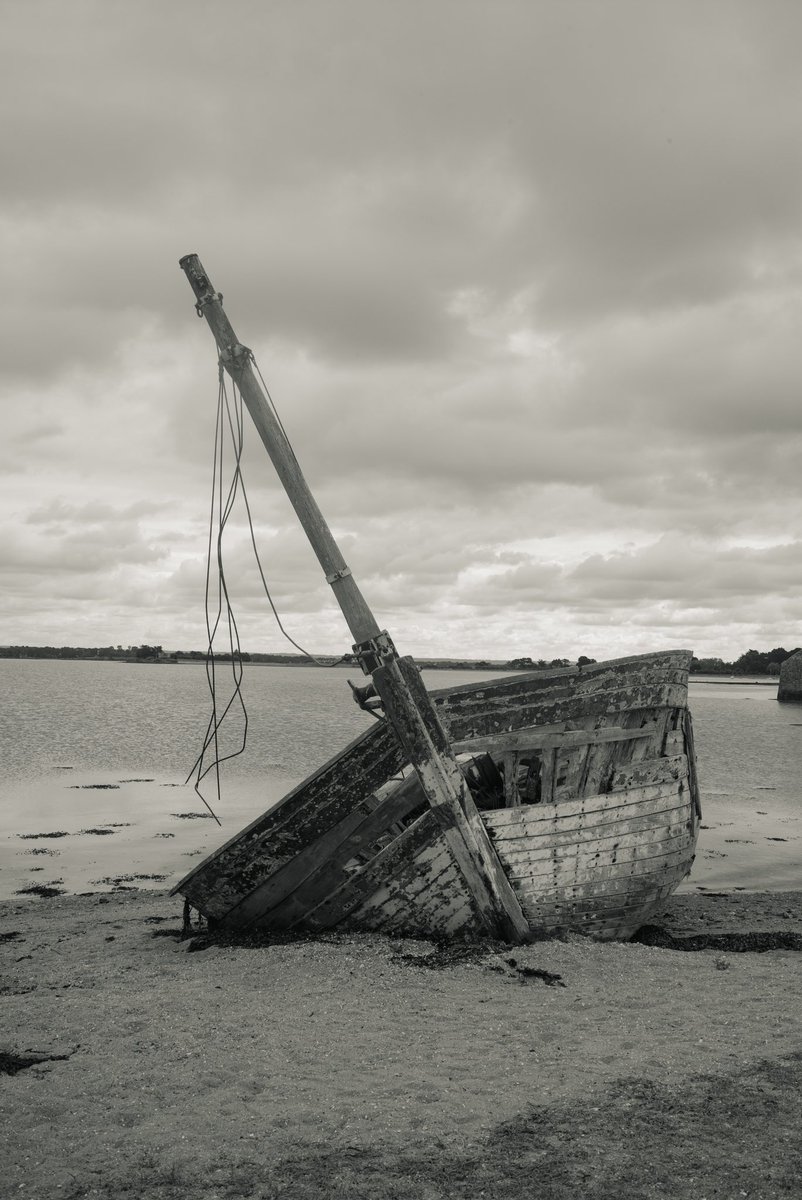 cros_alexandre's tweet photo. Toujours magique ces épaves, on pense à des heures en mer, des joies et des doutes, des hommes à la manœuvre #iledarz #morbihan #Bretagne #Leica #leicam246 #35mn #bnwphotography #landscapephotography https://t.co/FVzh1bXCRX