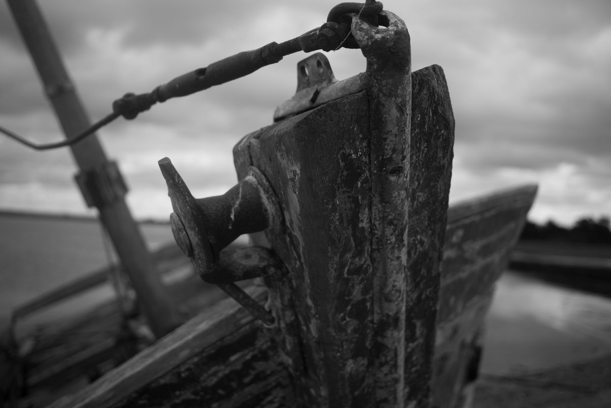 cros_alexandre's tweet photo. Toujours magique ces épaves, on pense à des heures en mer, des joies et des doutes, des hommes à la manœuvre #iledarz #morbihan #Bretagne #Leica #leicam246 #35mn #bnwphotography #landscapephotography https://t.co/FVzh1bXCRX