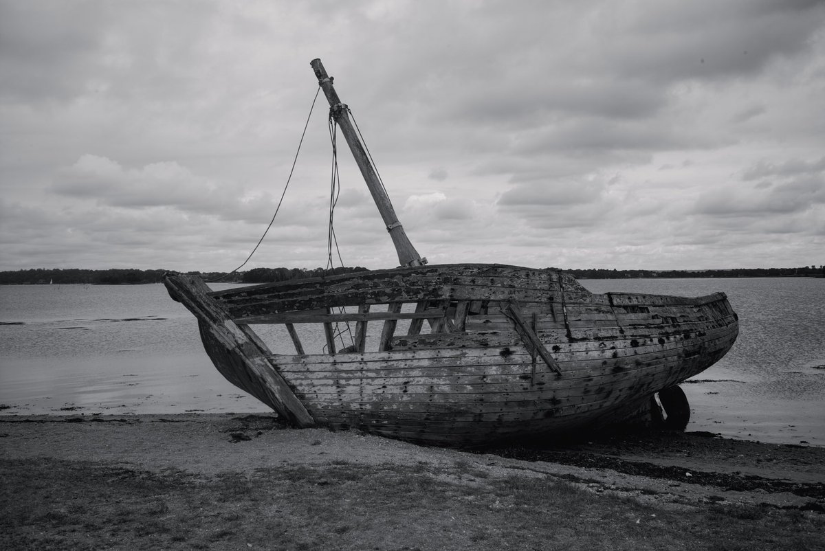 cros_alexandre's tweet photo. Toujours magique ces épaves, on pense à des heures en mer, des joies et des doutes, des hommes à la manœuvre #iledarz #morbihan #Bretagne #Leica #leicam246 #35mn #bnwphotography #landscapephotography https://t.co/FVzh1bXCRX