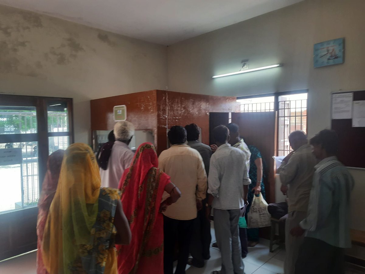 Gpvadia1's tweet photo. વડિયા ગ્રામ પંચાયત મા આવકના દાખલા અને આયુષ્માન કાર્ડ ની કામગીરી શરૂ @ddoamreli @tcmamreli @DhavalLimbasiy5 https://t.co/BX3iUdCDCS