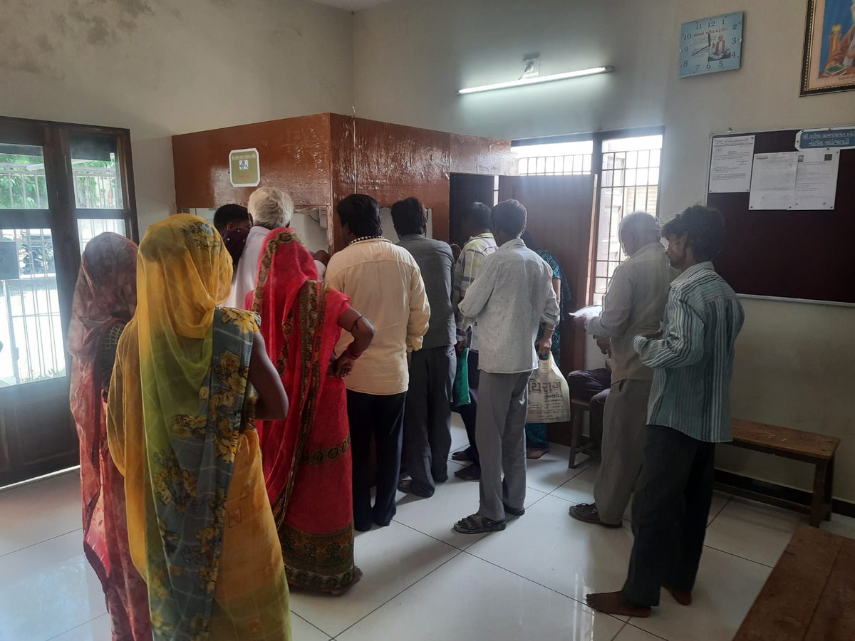 Gpvadia1's tweet photo. વડિયા ગ્રામ પંચાયત મા આવકના દાખલા અને આયુષ્માન કાર્ડ ની કામગીરી શરૂ @ddoamreli @tcmamreli @DhavalLimbasiy5 https://t.co/BX3iUdCDCS