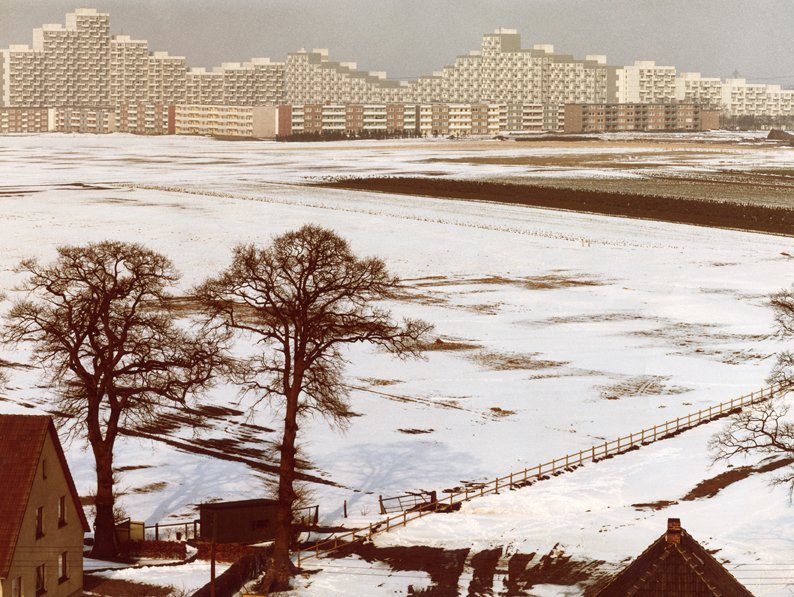MehrHamburg's tweet photo. Sehr zu empfehlen: Chiffren einer Stadt. Photographien von Hans Meyer-Veden im Rahmen der Triennale der Photographie 2022 | https://t.co/Mhq0TDJ0dU https://t.co/3gpmF8NHgk
#Meyer-Veden hat u.a. auch den #Osdorfer Born fotografiert, wie hier Ende der 1960er Jahre @histmuseenhh https://t.co/IHOkb1IO3T