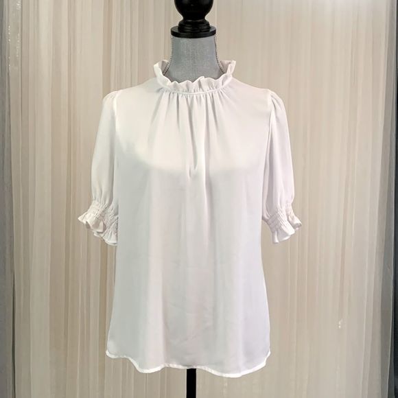 alliefeld16's tweet photo. So good I had to share! Check out all the items I'm loving on @Poshmarkapp #poshmark #fashion #style #shopmycloset #hellomolly #halogen #sarahwells: https://t.co/udjhoEuH08 https://t.co/jHtfFLm68M