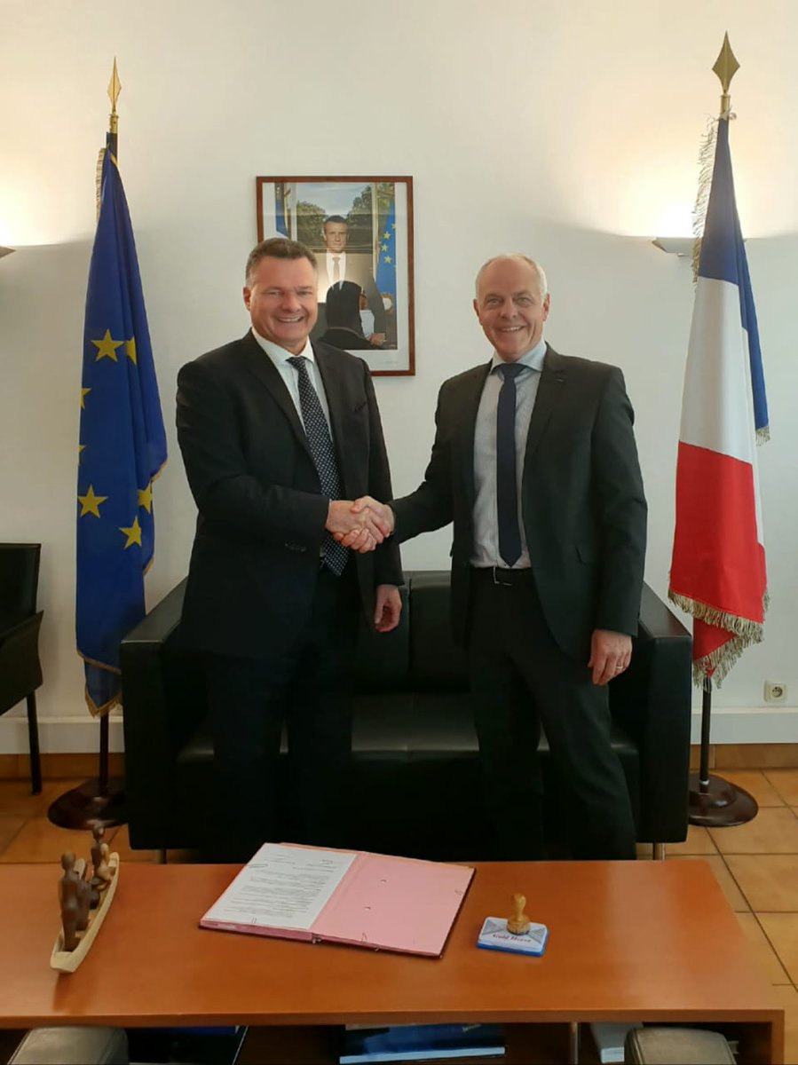 Signature d'une convention avec Ronan Masseron <a href="/TotalEnergies/">TotalEnergies</a> pour l'attribution de bourses d'études supérieures en 🇫🇷 à des étudiants 🇷🇼 Trois d'entre eux ont d'ores et déjà été sélectionnés pour suivre les cours de <a href="/Mines_Paris/">Mines Paris - PSL</a>