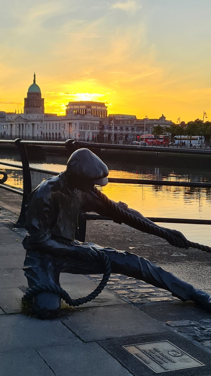 SpaceClinics's tweet photo. #naefilter sunset along the Liffey https://t.co/XHH6BQK14A