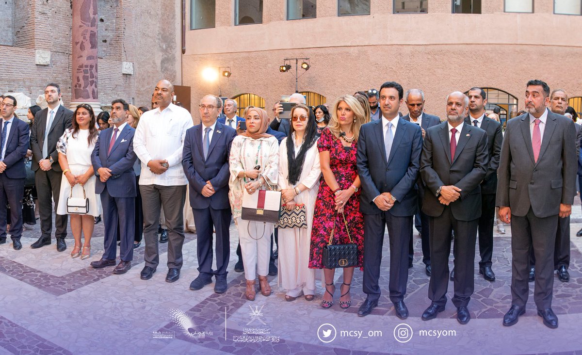 يزخر الأسبوع الثقافي في برنامجه بالوصلات الموسيقيّة لعازفين عُمانيين وإيطاليين؛ وباللوحات الفنيّة والصور الفوتوغرافية للفنانين العُمانيين في معرضٍ مخصص؛ فضلاً عن اللقاءات المشتركة بين فناني البلدين والزيارات الفنيّة المتبادلة