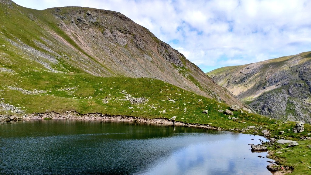 Fishers in the hills. Grand day #flyfishing #Cumbria tarns with @WildTroutTrust #WTTauction winners. 
Reliving weekends from my youth spent fishsploring #LakeDistrict from @LancsUniLEC
#ConistonOldMan alive with wheatear, skylark, raven and joined briefly by a fine stoat 1/2