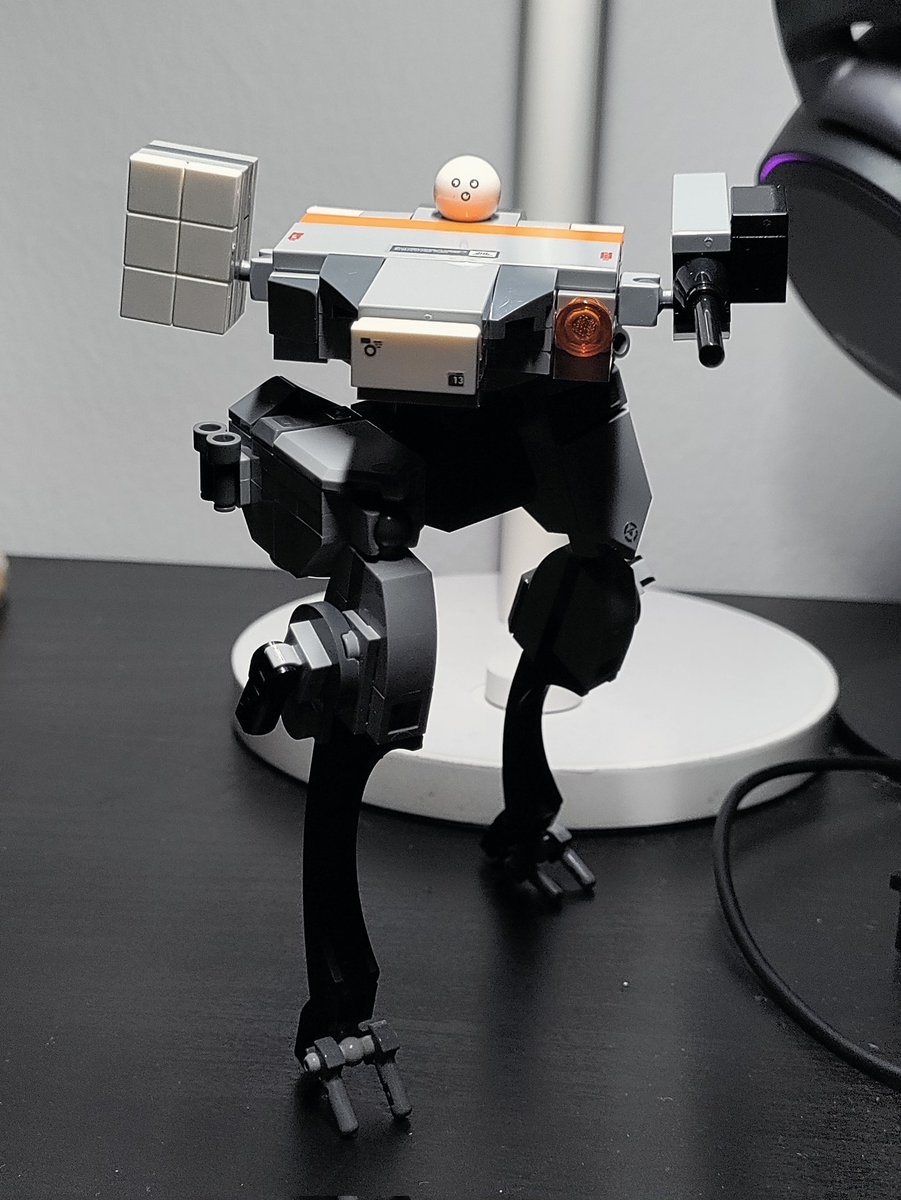 big_head123's tweet photo. SJR-1X "Shinobi" Urban Strike Drone.
Last pic is the latest version, with some parts moved around.

#lego #afol #Mecha #legocustom #レゴ #レゴロボ #メカ https://t.co/CTNBRBFrTT