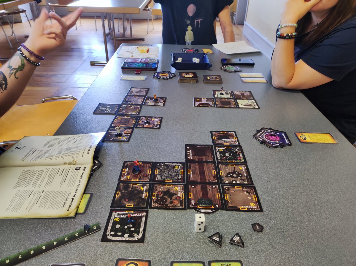 assogeekcorp's tweet photo. Petit retour sur notre Lundi de Pentecôte Ludique!
Betrayal at house on the hill, smile life, just one crossfire
#guebwiller #ludistes #Pentecote #jds #j2s #boardgame #assogeekcorp #florival #alsace https://t.co/hlXAX9J0nA