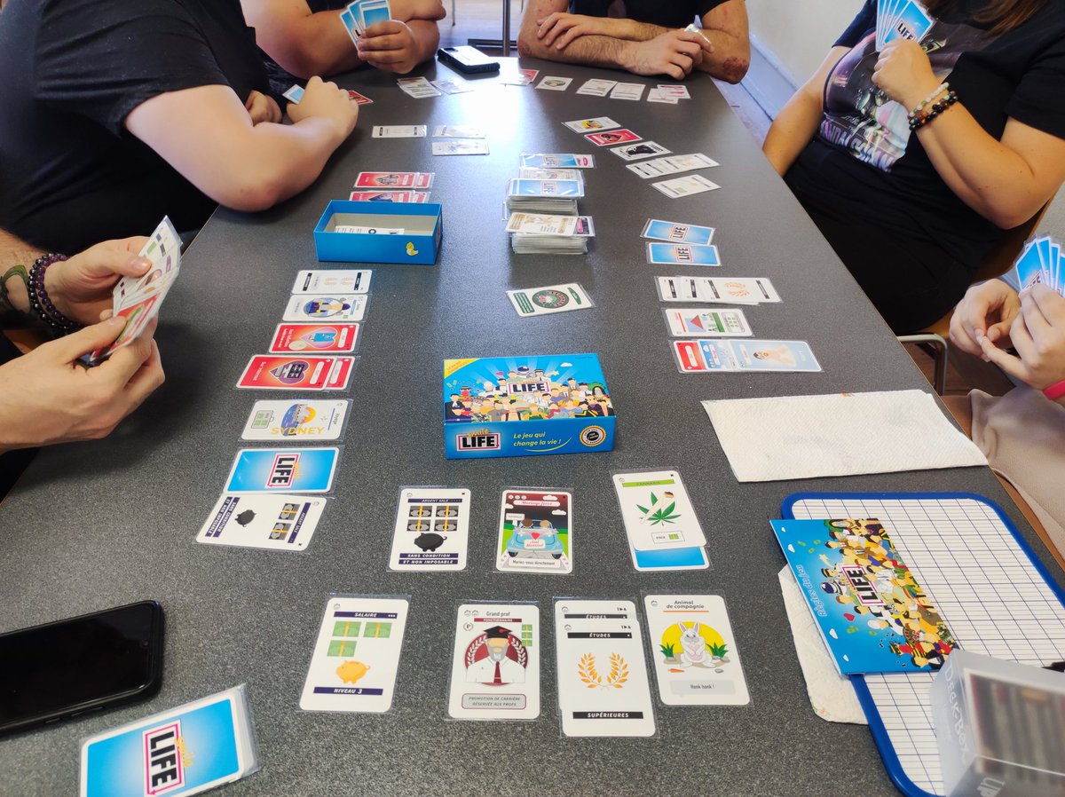 assogeekcorp's tweet photo. Petit retour sur notre Lundi de Pentecôte Ludique!
Betrayal at house on the hill, smile life, just one crossfire
#guebwiller #ludistes #Pentecote #jds #j2s #boardgame #assogeekcorp #florival #alsace https://t.co/hlXAX9J0nA