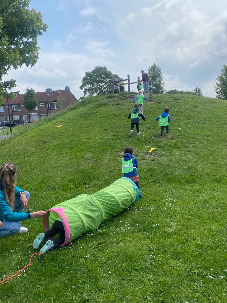 Circa 250 peuters van verschillende kinderopvanglocaties in Breda doen dit jaar mee met de #Peuter4daagse. Tijdens deze vier dagen staat het belang en plezier van bewegen centraal 🤸Gisteren was er een feestelijke aftrap met een beweegactiviteit voor de peuters van Bloem Breda!