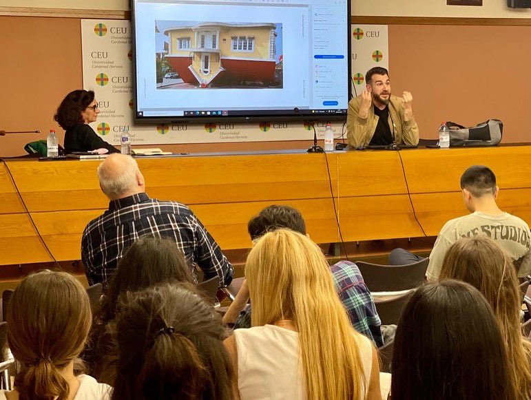 EduardoPradanos's tweet photo. En el CEU de Valencia haciendo gestos como si fuera italiano mientras la generación Z se aburría y subía TikToks 🥳
#transmedia #brandedcontent #ceu #valencia #ceuvalencia #transmediastorytelling #narrativatransmedia #narrativastransmedia #fluorlifestyle https://t.co/CpOxO7P5L7