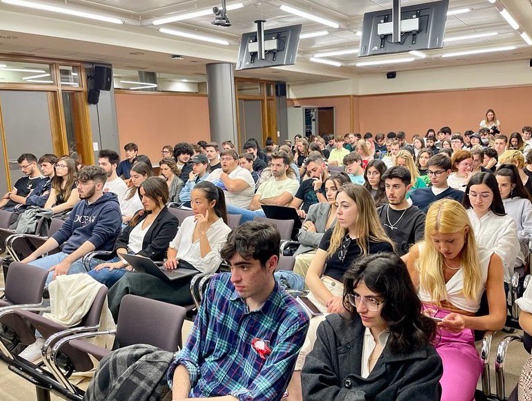 EduardoPradanos's tweet photo. En el CEU de Valencia haciendo gestos como si fuera italiano mientras la generación Z se aburría y subía TikToks 🥳
#transmedia #brandedcontent #ceu #valencia #ceuvalencia #transmediastorytelling #narrativatransmedia #narrativastransmedia #fluorlifestyle https://t.co/CpOxO7P5L7