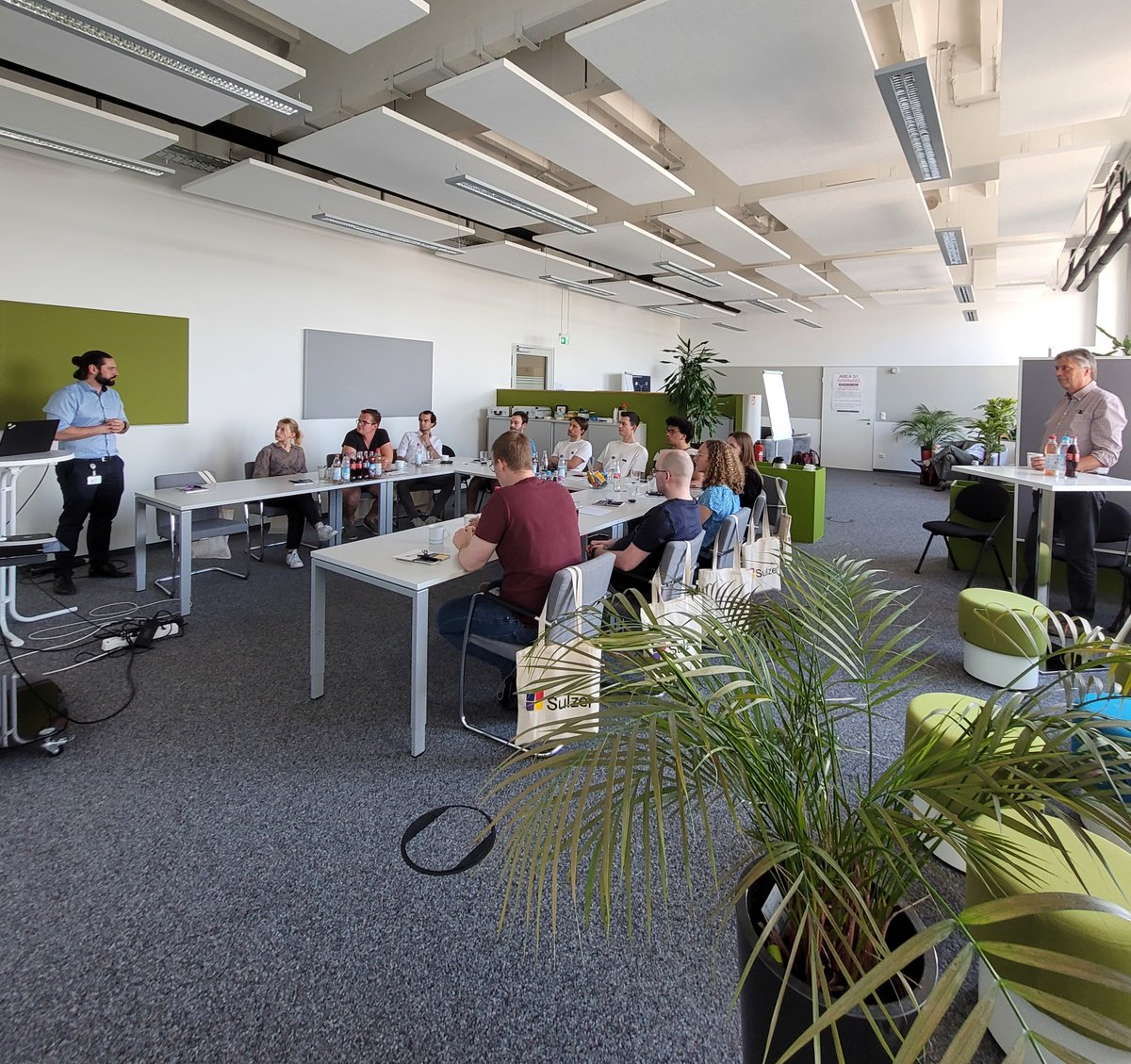 SulzerGmbH's tweet photo. Herzlichen Dank an die Hochschulgruppe Wirtschaftsinformatik 👨‍🎓👩‍🎓 der @UniPassau für ihren Besuch in der #SulzerGmbH und den interessanten Austausch. In Vorträgen zu #projectmanagement #agiletransformation #itsecurity u. #businessanalytics gaben wir Einblicke in die IT-Welt💻 https://t.co/21pS6xHlNe